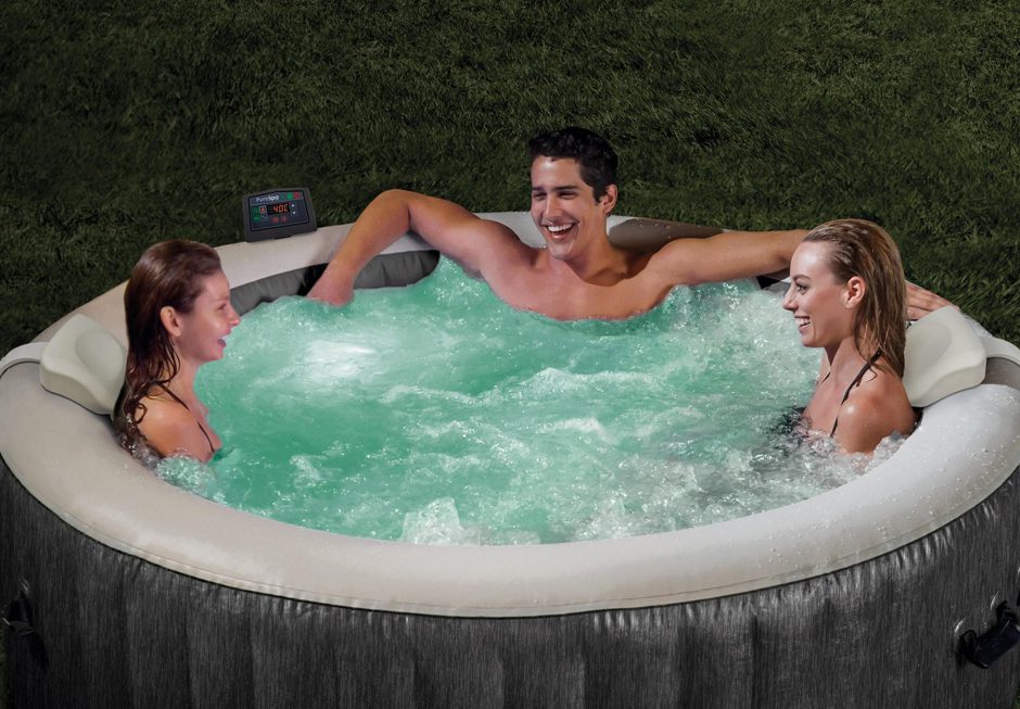 Bang om te sterven De gasten Alfabetische volgorde Buiten genieten met vrienden in de wintertijd; het kan met een opblaasbare  jacuzzi! - Simply at HomeSimply at Home